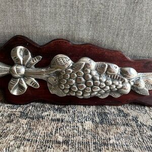 Silver and Wood Grape Wall Decor Plaque good for a kitcken decor
